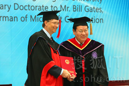 盖茨被授予清华大学名誉博士学位