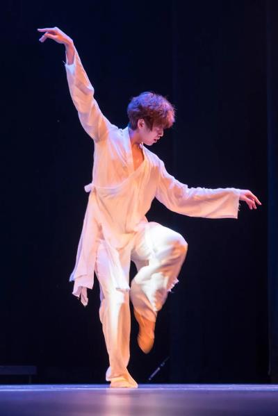 男子现ä