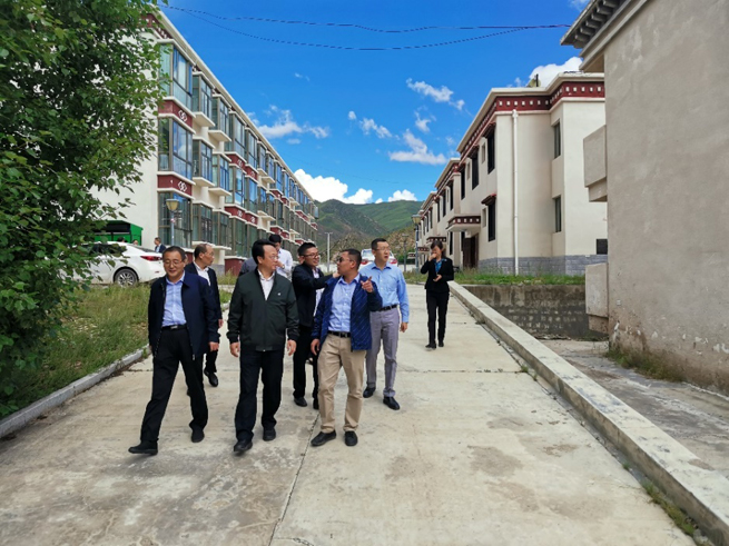 访问期间,王希勤一行赴拉萨市林周县松盘乡调研,并实地看望松盘乡干部