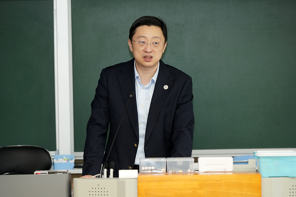 张传杰主持活动活动现场"沙龙点评"环节先后由珠海清华校友会会长钟